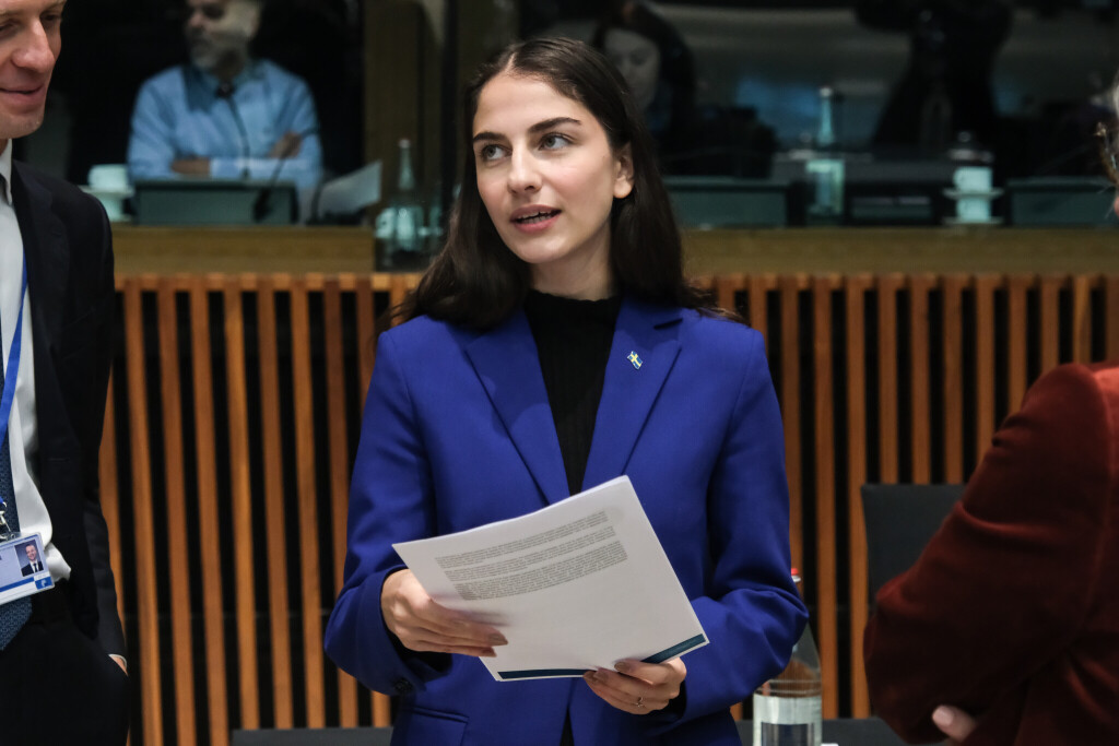 Schwedens Umweltministerin Romina Pourmokhtari in einem blauen Blazer mit einem Dokument in der Hand.
