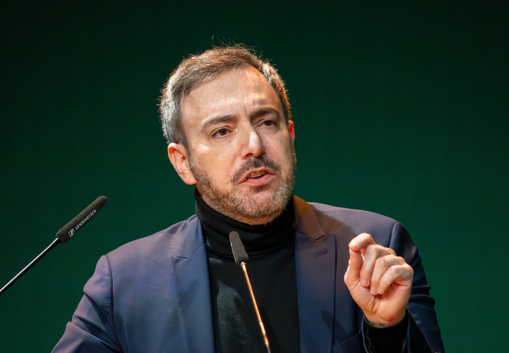 Sergey Lagodinsky, Mitglied des Europäischen Parlaments als Teil der Fraktion Die Grünen/EFA, spricht während des Landesparteitags von Bündnis 90/Die Grünen in der Potsdamer Schinkelhalle.