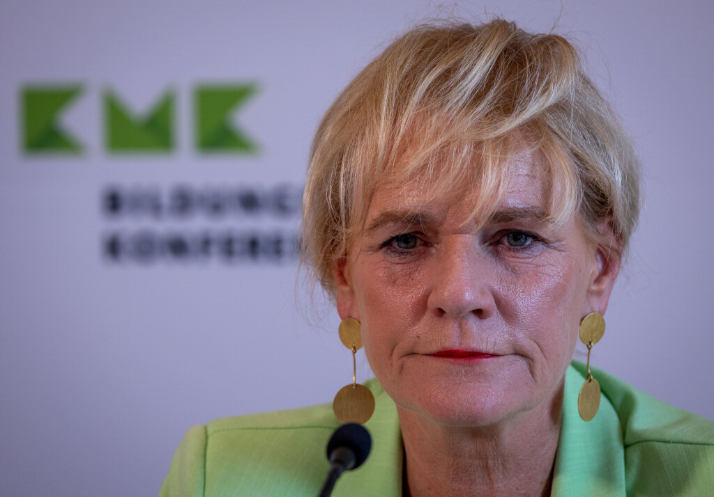 Simone Oldenburg (Die Linke), die Bildungsministerin von Mecklenburg-Vorpommern und Präsidentin der Bildungsministerkonferenz 2025 beantwortet bei einer Pressekonferenz bei der Konferenz der Bildungsminister von Bund- und Ländern innerhalb der Kultusministerkonferenz (KMK)