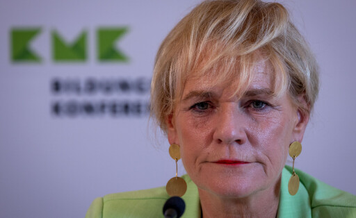 Simone Oldenburg (Die Linke), die Bildungsministerin von Mecklenburg-Vorpommern und Präsidentin der Bildungsministerkonferenz 2025 beantwortet bei einer Pressekonferenz bei der Konferenz der Bildungsminister von Bund- und Ländern innerhalb der Kultusministerkonferenz (KMK)