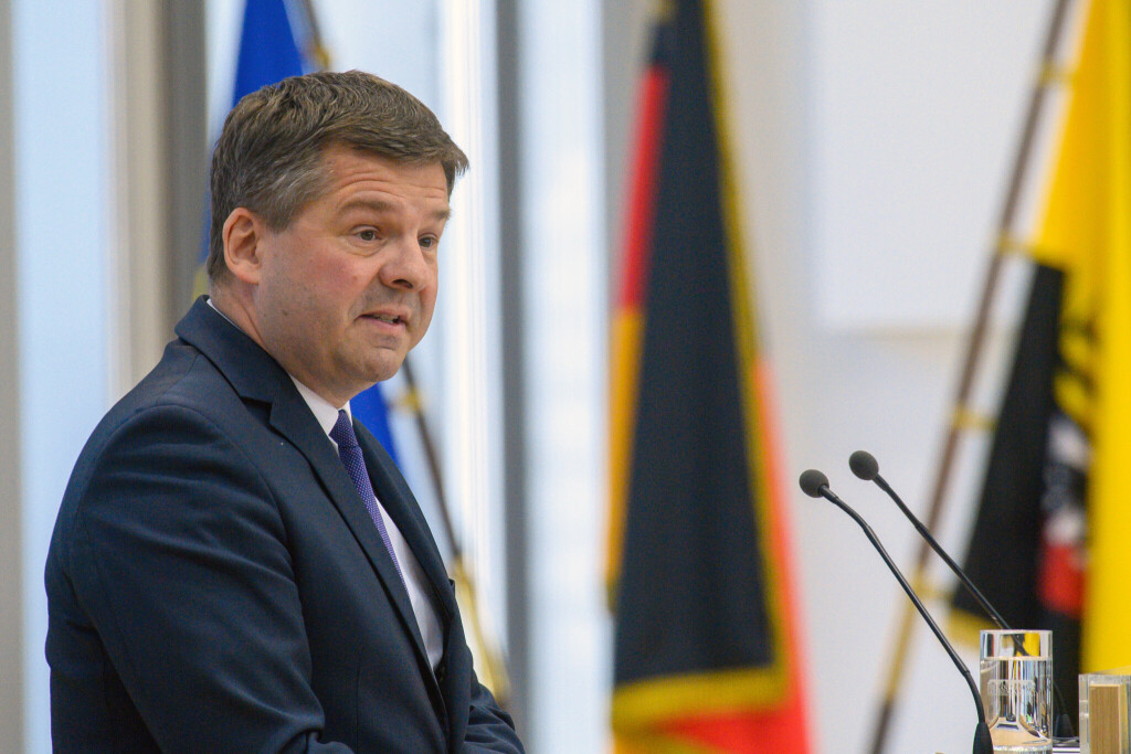 Beschreibung Sven Schulze (CDU), Minister für Wirtschaft, Tourismus, Landwirtschaft und Forsten des Landes Sachsen-Anhalt, spricht im Plenarsaal zu den Abgeordneten. Am Vormittag gab der Wirtschaftsminister eine Regierungserklärung zum Thema "Chancen für Sachsen-Anhalt durch den bundespolitischen Kurswechsel" ab.