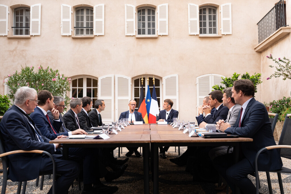 Kanzler Friedrich Merz und Präsident Emmanuel Macron trafen sich erst mit ihren Beratern, bevor sie sich zu einem Vier-Augen-Gespräch zurückzogen.