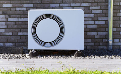 Eine Wärmepumpe steht an einer Hauswand