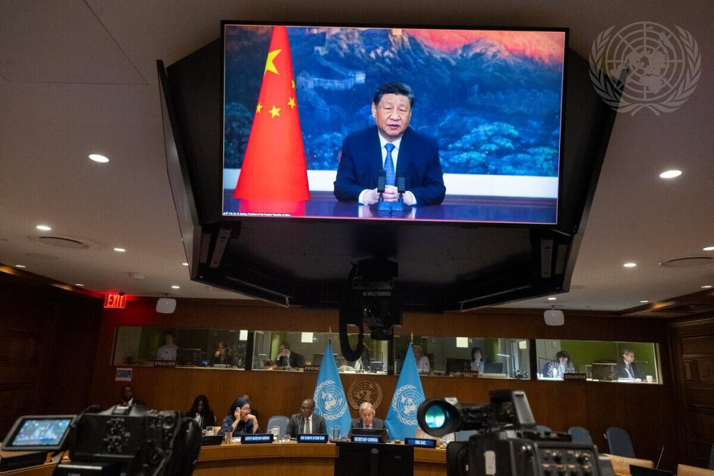 China Staatspräsident Xi Jinping auf einem Bildschirm in einem UN-Gebäude.