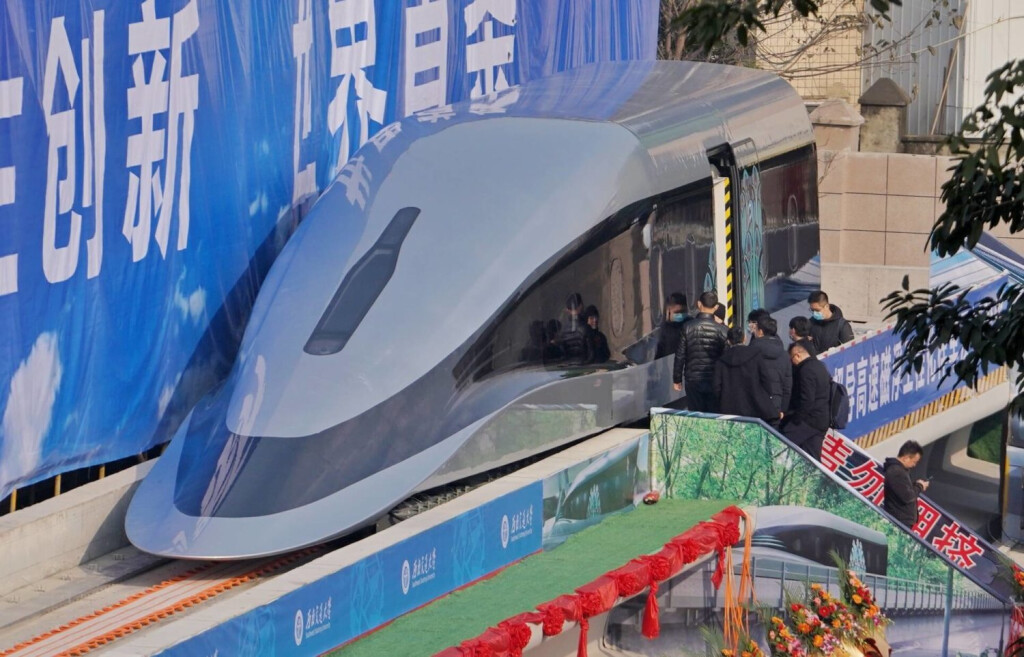 620 km/h schnell: An der Southwest Jiaotong University in Chengdu wurde am Mittwoch der Prototyp eines Triebwagens einer Magnetschwebebahn vorgestellt.