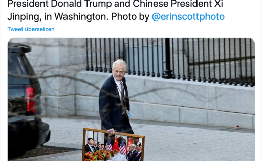 Trumps Handelsberater Peter Navarro verlässt das Weiße Haus mit einem gerahmten Bild eines Meetings zwischen Xi und Trump.