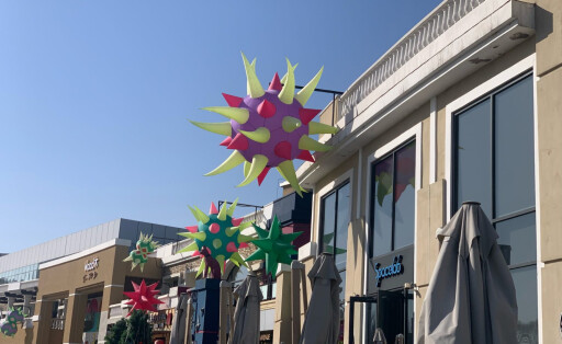 Aufblasbare Viren als Neujahrsdeko vor der Pekinger Shoppingmall „Solana“.