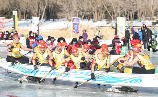 Warm gerudert: Zahlreiche Sportler wetteiferten am 2. Februar beim 3. Shenyanger Internationalen Eisdrachenboot-Rennen in Shenyang, Provinz Liaoning, um den Sieg.