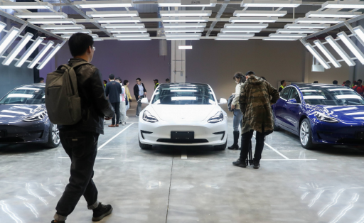 Tesla bietet eine Prämie für die Werbung eines Neukunden.