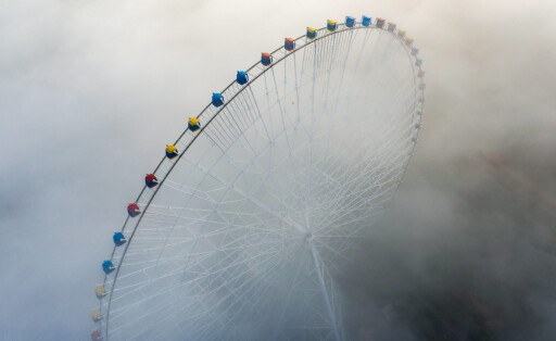 NANCHANG, CHINA - APRIL 13: Aerial view of a ferris wheel surrounded by dense fog on April 13, 2021 in Nanchang, Jiangxi Province of China. PUBLICATIONxINxGERxSUIxAUTxHUNxONLY Copyright: xVCGx CFP111325482218