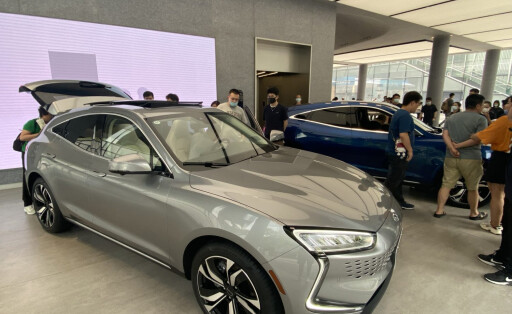 Ein Auto der Marke Seres im Huawei-Flaggschiffstore in einem Huawei-Store