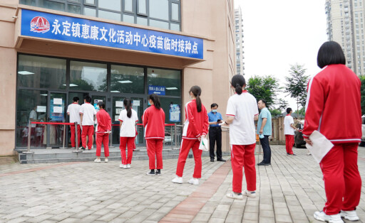 210721 -- BEIJING, July 21, 2021 -- Students line up to receive COVID-19 vaccines at a vaccination site in Mentougou District of Beijing, capital of China, July 21, 2021. The city started COVID-19 vaccination for minors aged between 12 and 17 on July 20, the municipal government announced. CHINA-BEIJING-COVID-19-MINORS-VACCINATION CN ZhangxChenlin PUBLICATIONxNOTxINxCHN