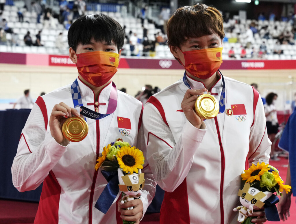 Zhong Tianshi und Bao Shanju bei Olympia mit Mao-Brosche