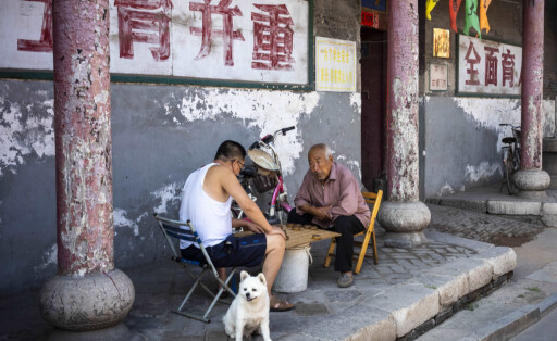 August 1, 2021, Pingyao, Shanxi, China: Men play chess at old town of Pingyao, China on 31/07/2021 Acient city and the walls of the town are the UNESCO World Heritage Site by Pingyao China - ZUMAw80_ 20210801_zaf_w80_005 Copyright: xWiktorxDabkowskix