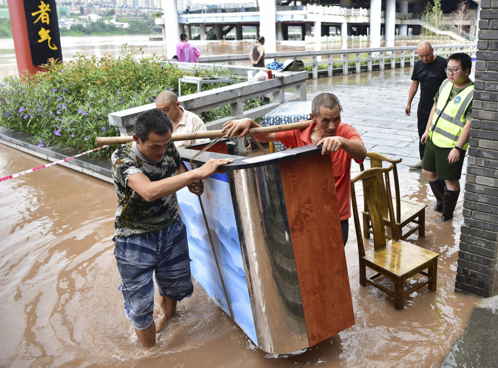 (210906) -- CHONGQING, Sept. 6, 2021 -- Local citizens transfer furniture to safe place in Ciqikou ancient town, southwe