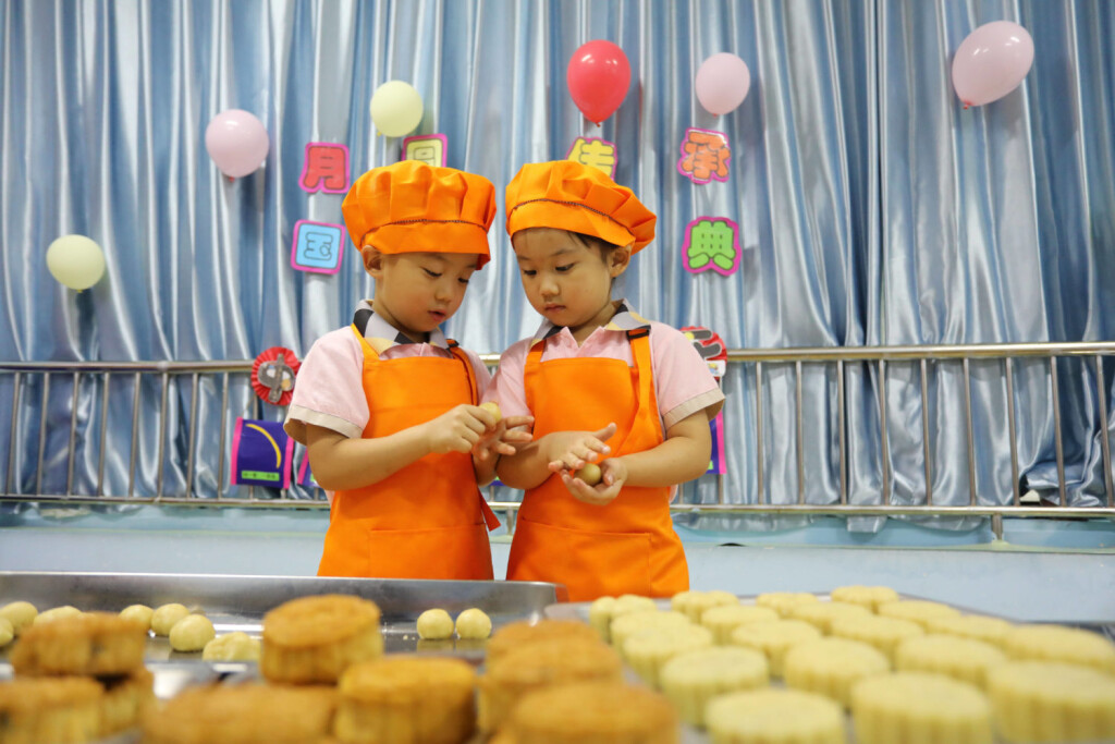 (210919) -- LINCHENG, Sept. 19, 2021 -- Children learn to make mooncakes at a kindergarten in Lincheng County of Xingtai