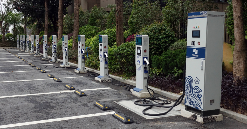 Elektrotanksaeulen auf einem oeffentlichen Parkplatz