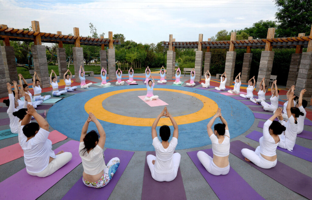 Chinesische Yoginis bei Atemübungen in einem Park von Handan, Provinz Hebei
