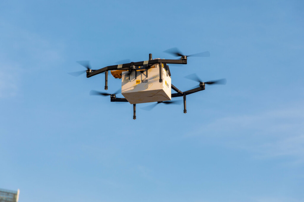 SHENZHEN, CHINA - DECEMBER 18: A Meituan drone delivers takeout food to customers on December 18, 2021 in Shenzhen, Guangdong Province of China. PUBLICATIONxINxGERxSUIxAUTxHUNxONLY Copyright: xVCGx CFP111362311000