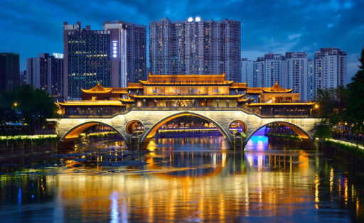 Berühmtes Wahrzeichen von Chengdu, Anshun-Brücke über den Jin-Fluss bei Nacht beleuchtet, Chengdue, Sichuan, China, Asien *** Famous Chengdu landmark, Anshun Bridge over Jin River lit up at night, Chengdue, Sichuan, China, Asia Copyright: imageBROKER/DmitryxRukhlenko ibxdmr08198193.jpg Bitte beachten Sie die gesetzlichen Bestimmungen des deutschen Urheberrechtes hinsichtlich der Namensnennung des Fotografen im direkten Umfeld der Veröffentlichung!