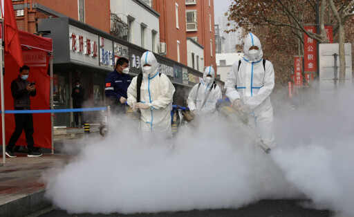 ZHENGZHOU, CHINA - JANUARY 11: Volunteers wearing personal protective equipment PPE spray disinfectant at an innovation development park on January 11, 2022 in Zhengzhou, Henan Province of China. PUBLICATIONxINxGERxSUIxAUTxHUNxONLY Copyright: xVCGx CFP111364663981