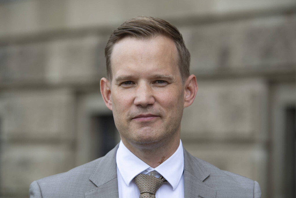 Prof. Dr. Hendrik STREECK, Virologe, Mediziner, Arzt, Direktor des Institutes fuer Virologie und HIV-Forschung an der Medizinischen Fakultaet der Universitaet Bonn Portraet, Porträt, Portrait, Angeschnittenes Einzelbild, Einzelmotiv, Duesseldorf, 23.06.2020.
