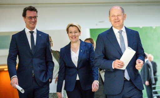 02.06.2022, Berlin: Bundeskanzler Olaf Scholz (SPD) kommt neben Hendrik Wüst (CDU), Ministerpräsident von Nordrhein-Westfalen, sowie Franziska Giffey (SPD), Regierende Bürgermeisterin von Berlin, zur Pressekonferenz nach der Ministerpräsidentenkonferenz.