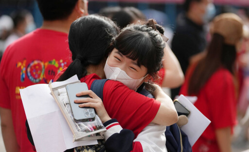 (220607) -- BEIJING, June 7, 2022 -- An examinee hugs her teacher before entering an exam site in Beijing, capital of Ch