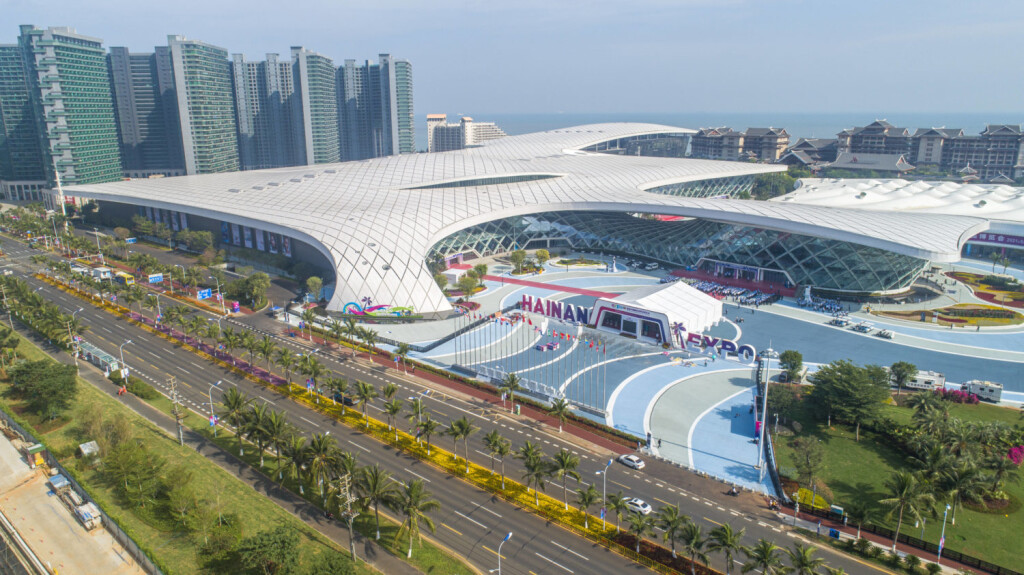 Luftaufnahme des Hainan International Convention and Exhibition Center: Es läuft die zweite Auflage der neuen Messe auf der Tropeninsel