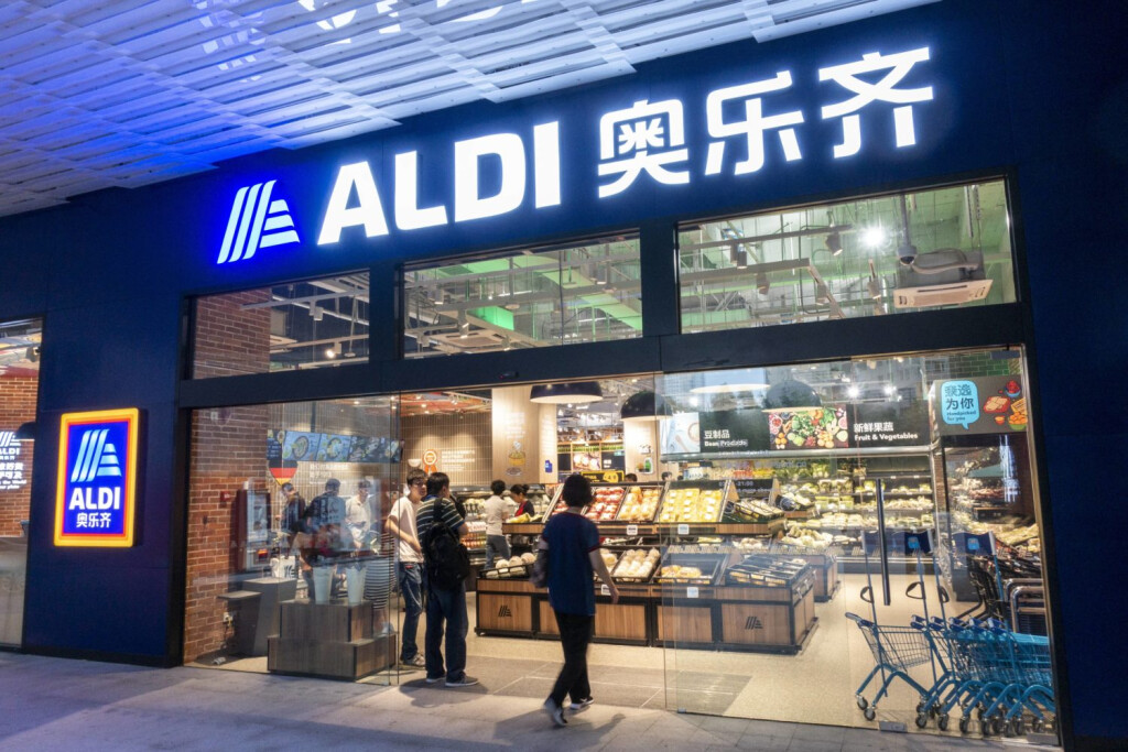 SHANGHAI, CHINA - JUNE 10: Citizens purchase food at Aldi supermarket on June 10, 2019 in Shanghai, China. China s import and export of trade in goods reached 12.1 trillion yuan in the first five months of this year, increasing 4.1 percent year-on-year, according to the General Administration of Customs on Monday. PUBLICATIONxINxGERxSUIxAUTxHUNxONLY Copyright: xVCGx CFP111220502854