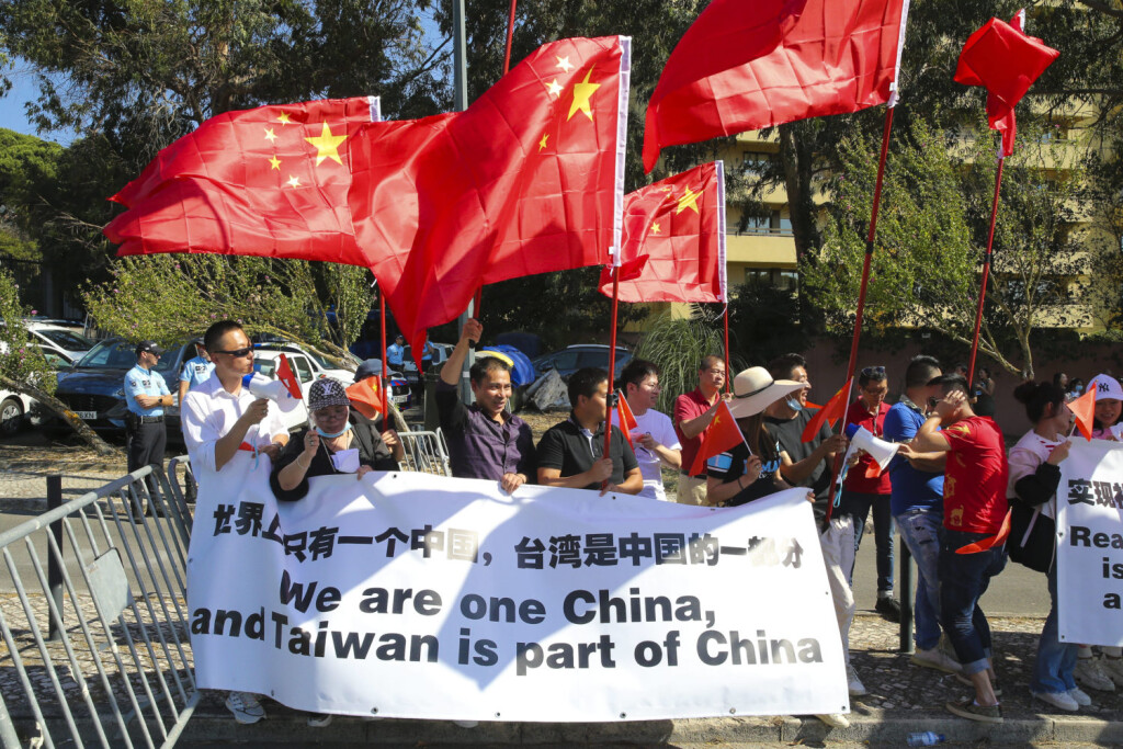 Chinese League demonstration in front of the US Embassy in Lisbon Lisbon, 08/22/2022 - Demonstration of the Chinese League in Portugal in front of the US Embassy in Lisbon. To recognize China s y in one cne country. PAULO SPRANGER/Global Images PUBLICATIONxINxGERxSUIxAUTxONLY PauloxSpranger
