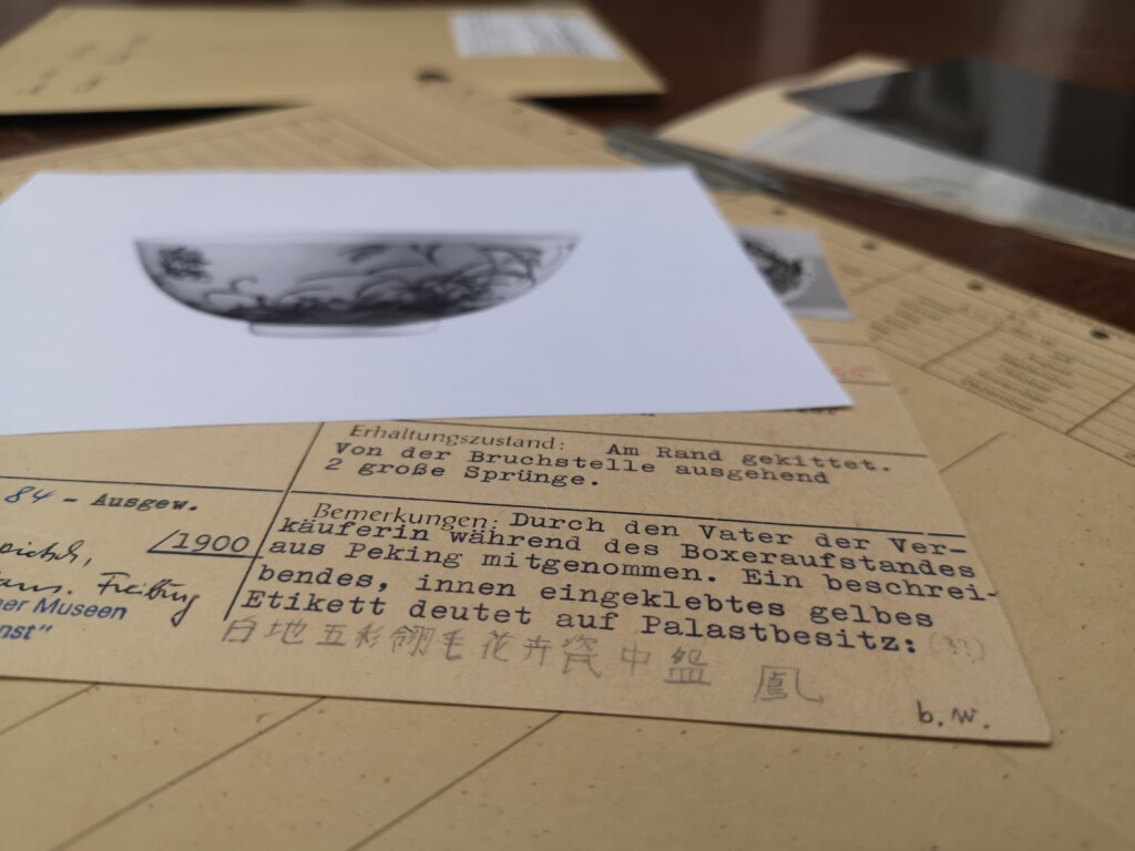 Karteikarte zu einem mutmaßlich im Rahmen des „Boxerkrieges“ erbeuteten Objekt, das sich heute in der Sammlung des Museums für Asiatische Kunst befindet