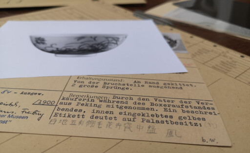 Karteikarte zu einem mutmaßlich im Rahmen des „Boxerkrieges“ erbeuteten Objekt, das sich heute in der Sammlung des Museums für Asiatische Kunst befindet