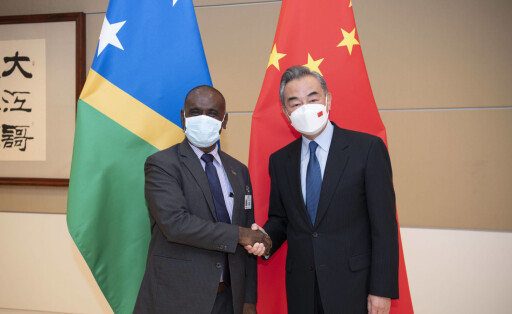 (220920) -- NEW YORK, Sept. 20, 2022 -- Chinese State Councilor and Foreign Minister Wang Yi (R) meets with Solomon Isla