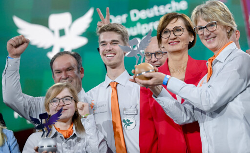 28.09.2022, Berlin: Bettina Stark-Watzinger (FDP, 2.v.r.), Bundesministerin für Bildung und Forschung, steht zwischen Vertretern der Gewinner-Schule, das Regionale Berufliche Bildungszentrum Müritz in Waren. Eine Fachjury aus Schulpraktikern, Wissenschaftlern sowie Vertretern des staatlichen und privaten Schulwesens bewertet sechs Qualitätsbereiche: Leistung, Umgang mit Vielfalt, Unterrichtsqualität, Verantwortung, Schulleben und Schule als lernende Institution. Foto: Britta Pedersen/dpa +++ dpa-Bildfunk +++