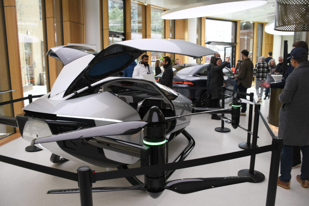 Futuristisches Elektromobil im Xpeng-Store in Kopenhagen