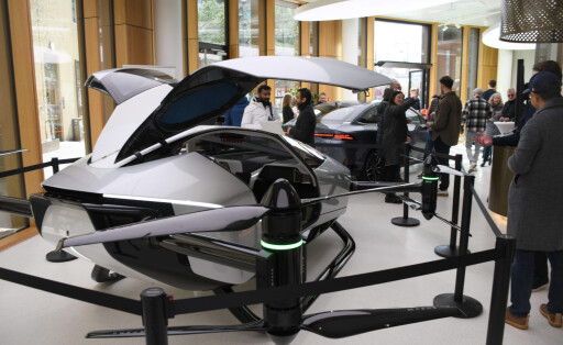 Futuristisches Elektromobil im Xpeng-Store in Kopenhagen