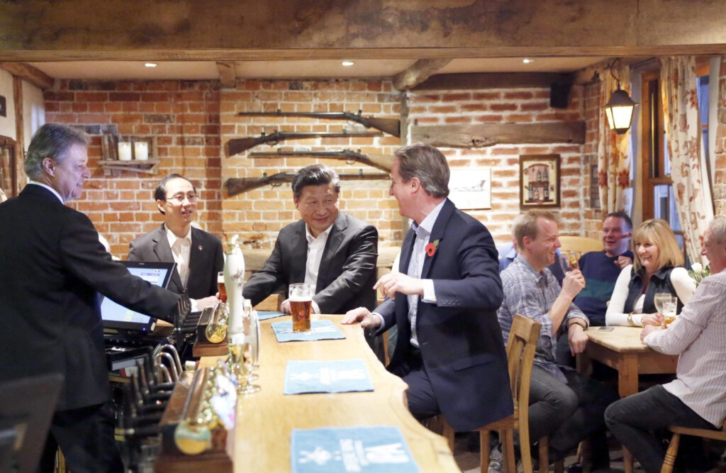 Das legendäre Foto aus besseren Zeiten beim Staatsbesuch von Xi im Jahre 2015: Chinas Staats- und Parteichef Xi Jinping und David Cameron, der damaligen Premier Englands, trinken ein Bier im Pub.