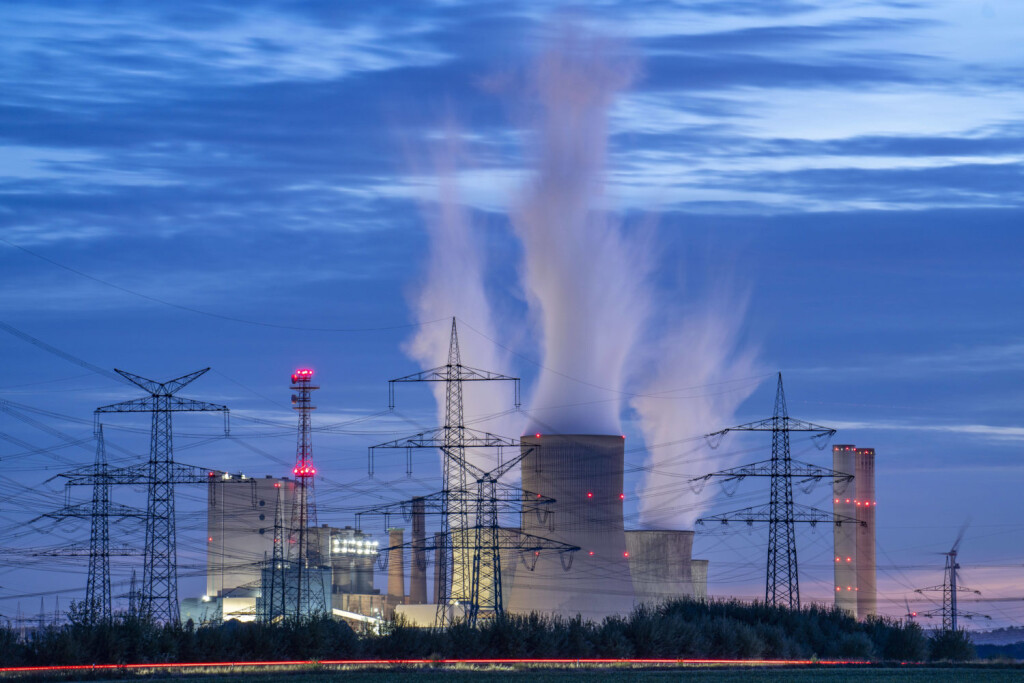 News Bilder des Tages Braunkohle Kraftwerk, RWE Power AG Kraftwerk Niederaußem, 2 Blöcke wurden 2020/21 stillgelegt und im Juni 22 wieder hochgefahren um Gaskraftwerke in der Energiekrise 2022 zu ersetzten, Bergheim, NRW, Deutschland, Kraftwerk Niederaußem *** Lignite-fired power plant, RWE Power AG Niederaussem power plant, 2 units shut down in 2020 21 and restarted in June 22 to replace gas-fired power plants in 2022 energy crisis, Bergheim, NRW, Germany, Niederaussem power plant.