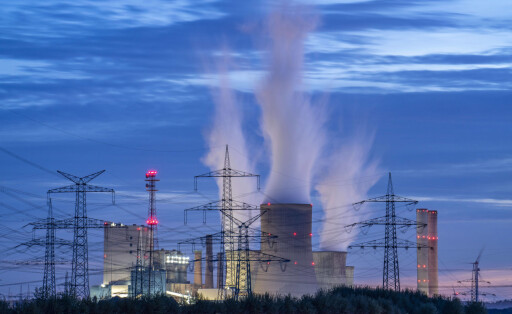 News Bilder des Tages Braunkohle Kraftwerk, RWE Power AG Kraftwerk Niederaußem, 2 Blöcke wurden 2020/21 stillgelegt und im Juni 22 wieder hochgefahren um Gaskraftwerke in der Energiekrise 2022 zu ersetzten, Bergheim, NRW, Deutschland, Kraftwerk Niederaußem *** Lignite-fired power plant, RWE Power AG Niederaussem power plant, 2 units shut down in 2020 21 and restarted in June 22 to replace gas-fired power plants in 2022 energy crisis, Bergheim, NRW, Germany, Niederaussem power plant.
