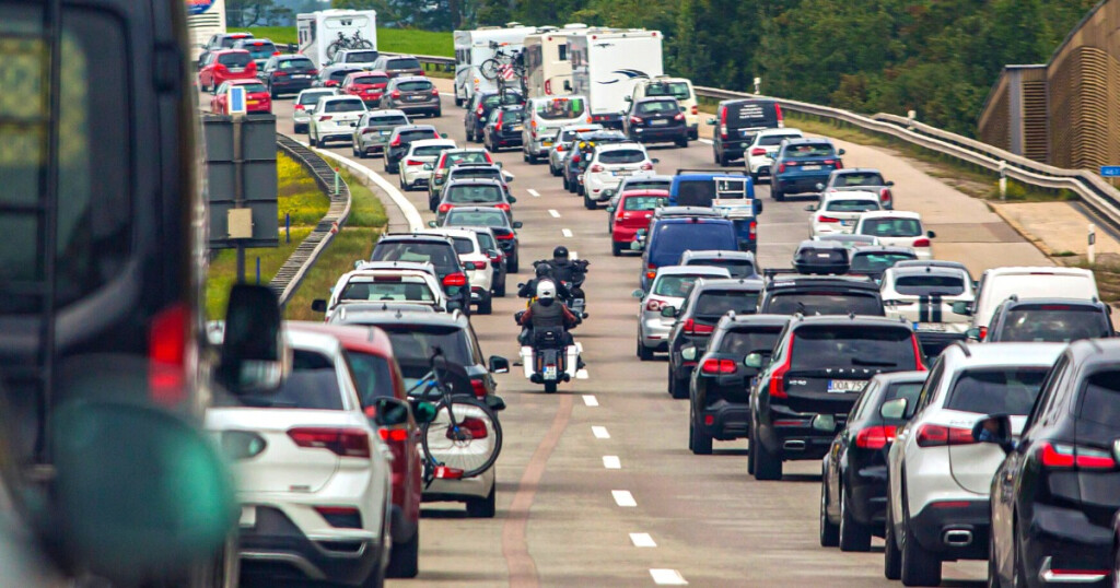 verbrenner autos stau