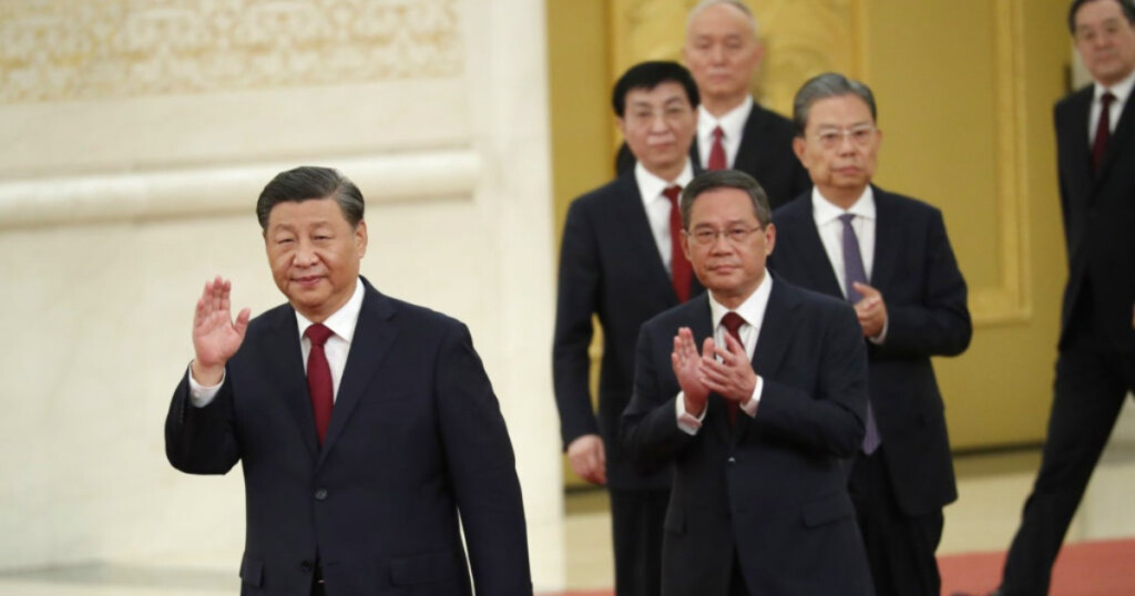 Xi Jinping und Li Qiang betreten den Roten Teppich, gefolgt von anderen Mitgliedern des Ständigen Ausschusses im Politbüro