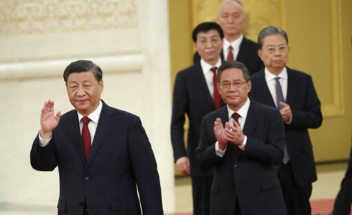 Xi Jinping und Li Qiang betreten den Roten Teppich, gefolgt von anderen Mitgliedern des Ständigen Ausschusses im Politbüro