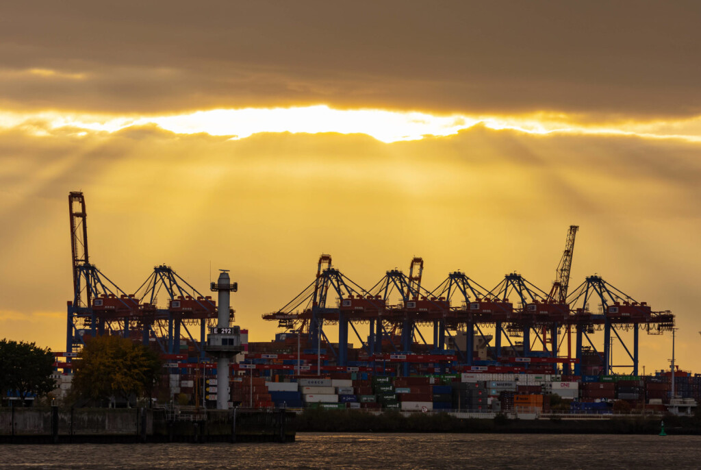 Wolkenlücken über dem Hafen 22.10.2022, DEU, Deutschland, Hamburg: Die Sonne strahlt durch eine Lücke zwischen dunklen Wolken auf Containerbrücken im Hamburger Hafen. Der geplante Verkauf von Teilen des Hamburger Hafens an den chinesischen Staatskonzern Cosco sorgt für Diskussionen auf Bundesebene. Hamburg Hamburg Deutschland *** Gaps in clouds over the port 22 10 2022, DEU, Germany, Hamburg The sun shines through a gap between dark clouds on container gantry cranes in the Port of Hamburg The planned sale of parts of the Port of Hamburg to the Chinese state-owned company Cosco is causing discussions at the federal level Hamburg Hamburg Germany