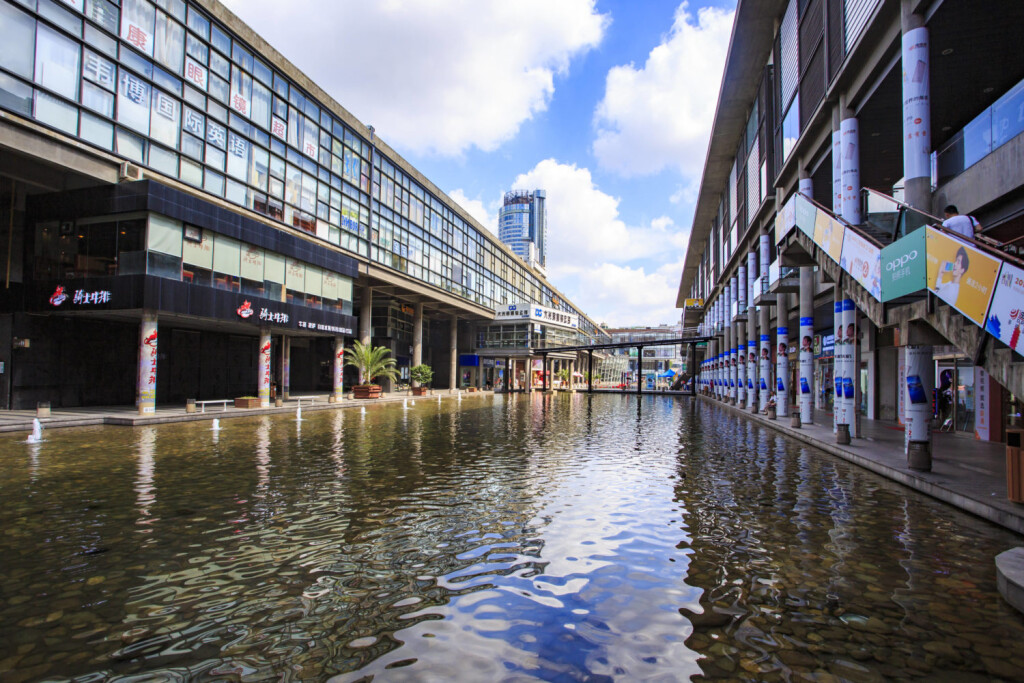 Tianyi square, , 07.08.2022, Copyright: xViewStockx, 396-0017124.jpg, zhejiang, ningbo tianyi square, commercial, city, building, tall building, building, sunshine, the blue sky and white clouds, bustling, pool, water, reflection, square, CBD, shop, the mall Copyright: xViewStockx