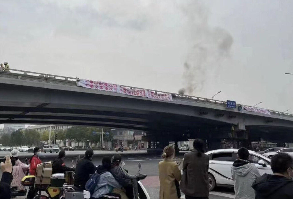 Peking: Protest-Banner