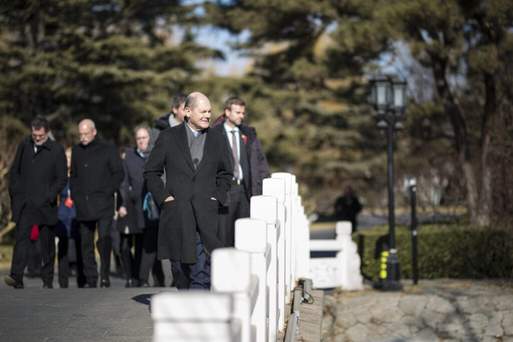 Bundesfinanzminister Olaf Scholz, SPD, aufgenommen im Garten des Staatsgaestehauses Diaoyutai in Beijing, 17.01.2019. Minister Scholz reist nach Beijing fuer die Teilnahme am deutsch-chinesischen Finanzdialog. Beijing China *** Federal Minister of Finance Olaf Scholz SPD taken in the garden of the Diaoyutai state guest house in Beijing 17 01 2019 Minister Scholz travels to Beijing for participation in the German Chinese financial dialogue Beijing China PUBLICATIONxINxGERxSUIxAUTxONLY Copyright: xFlorianxGaertnerx