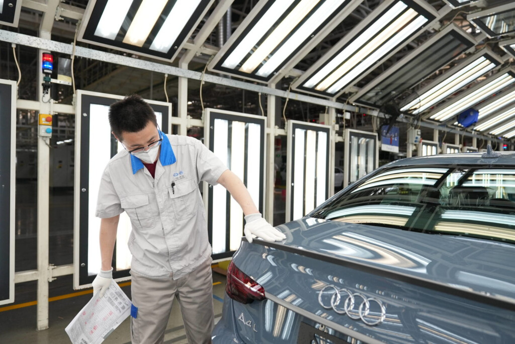220529 -- CHANGCHUN, May 29, 2022 -- A worker checks a vehicle at the assembly line of FAW-Volkswagen in Changchun, northeast China s Jilin Province, May 16, 2022. Xinhua Headlines: China s auto industry tackles challenges to safeguard global industrial chain amid pandemic ZhangxJian PUBLICATIONxNOTxINxCHN