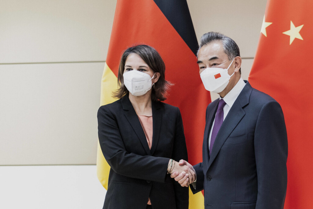 L-R Wang Yi, Aussenminister von China, und Annalena Baerbock Buendnis 90/Die Gruenen, Bundesaussenministerin, aufgenommen im Rahmen eines gemeinsamen Treffens am Rande der 77. Generalversammlung der Vereinten Nationen in New York City, 22.09.2022. New York City United States *** L R Wang Yi, Foreign Minister of China, and Annalena Baerbock Buendnis 90 Die Gruenen , German Foreign Minister, photographed during a joint meeting on the sidelines of the 77 United Nations General Assembly in New York City, 22 09 2022 New York City United States Copyright: xFlorianxGaertnerx