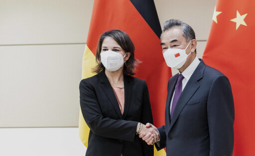 L-R Wang Yi, Aussenminister von China, und Annalena Baerbock Buendnis 90/Die Gruenen, Bundesaussenministerin, aufgenommen im Rahmen eines gemeinsamen Treffens am Rande der 77. Generalversammlung der Vereinten Nationen in New York City, 22.09.2022. New York City United States *** L R Wang Yi, Foreign Minister of China, and Annalena Baerbock Buendnis 90 Die Gruenen , German Foreign Minister, photographed during a joint meeting on the sidelines of the 77 United Nations General Assembly in New York City, 22 09 2022 New York City United States Copyright: xFlorianxGaertnerx